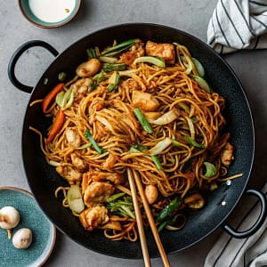 Easy homemade chicken chow mein – restaurant-style noodles