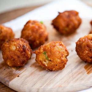 Easy homemade rattlesnake bites – crispy, cheesy, spicy jalapeno poppers